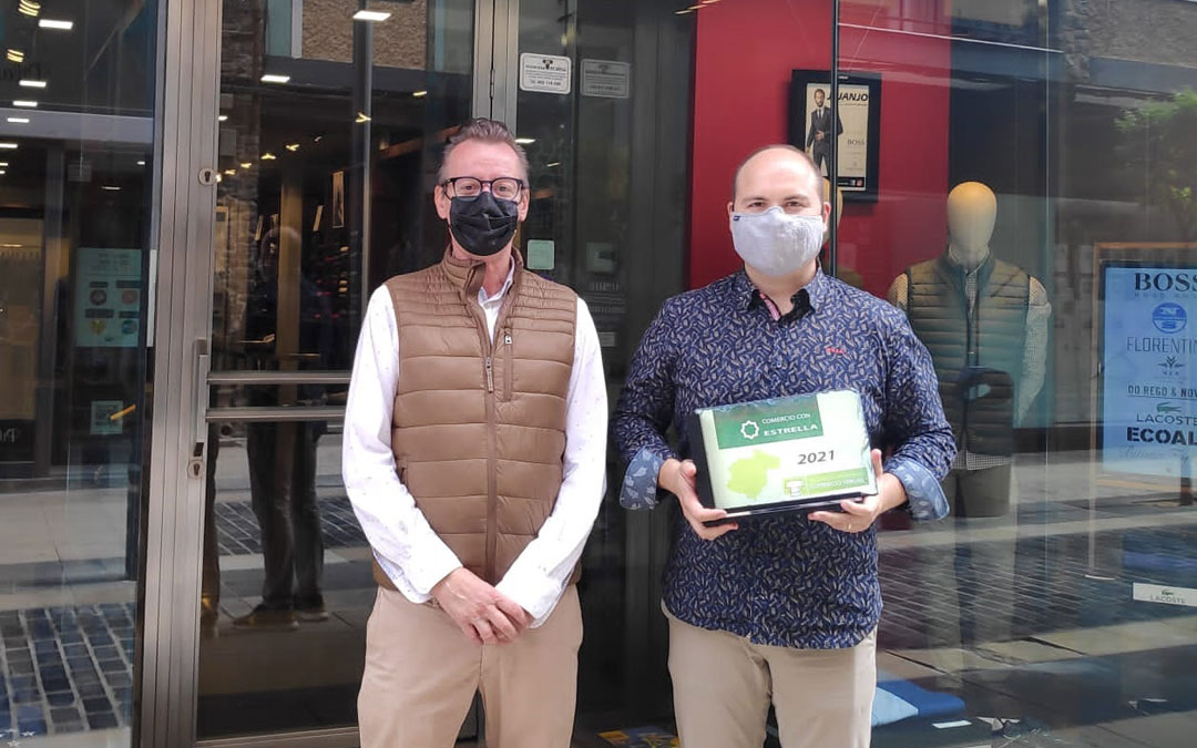 Entrega en Juanjo Ropa Hombre en la calle Blasco de Alcañiz, de la Estrella Mudéjar por parte del presidente de la Asociación Provincial Comercio Teruel, José Luis Guillén. / Asoc. provincial