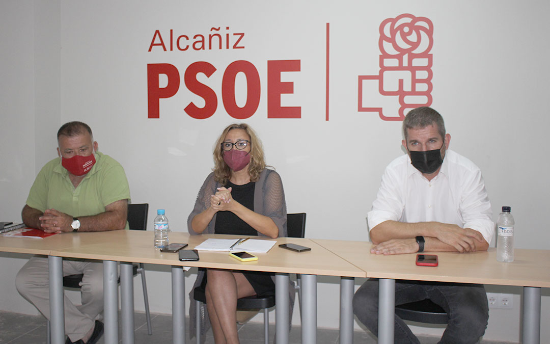 La secretaria general del PSOE de Teruel, Mayte Pérez; junto al diputado nacional por Teruel, Herminio Sancho; y el alcalde de Alcañiz, Ignacio Urquizu este martes en la capital bajoaragonesa / L. Castel