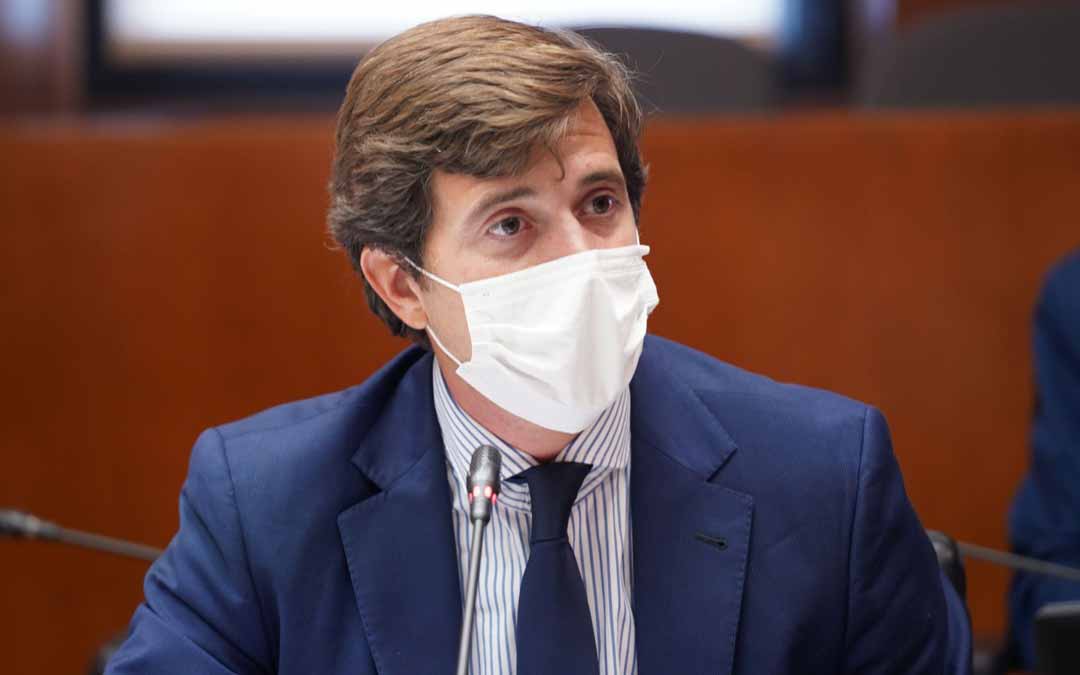 El diputado popular, Ramón Celma, ha sido el encargado de preguntar al ejecutivo sobre los problemas de la ganadería extensiva. PP