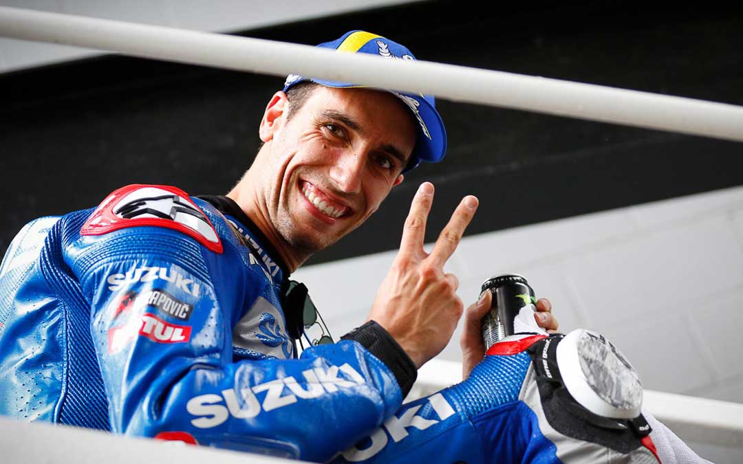 Álex Rins haciendo la V de la victoria. Foto. MotoGP