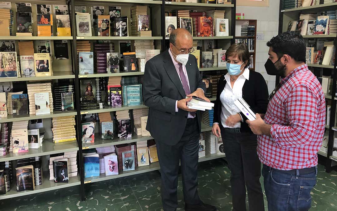 Visita del presidente de la DPT, Manuel Rando, y el diputado delegado de Cultura, Diego Piñeiro, al servicio de Biblioteca de la DPT, con su responsable Lourdes Felipe./ DPT