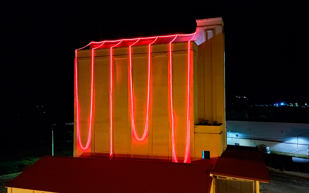 Unas luces led de color rojo cuelgan del silo de Alcañiz desde este domingo por la noche./ Carlos García