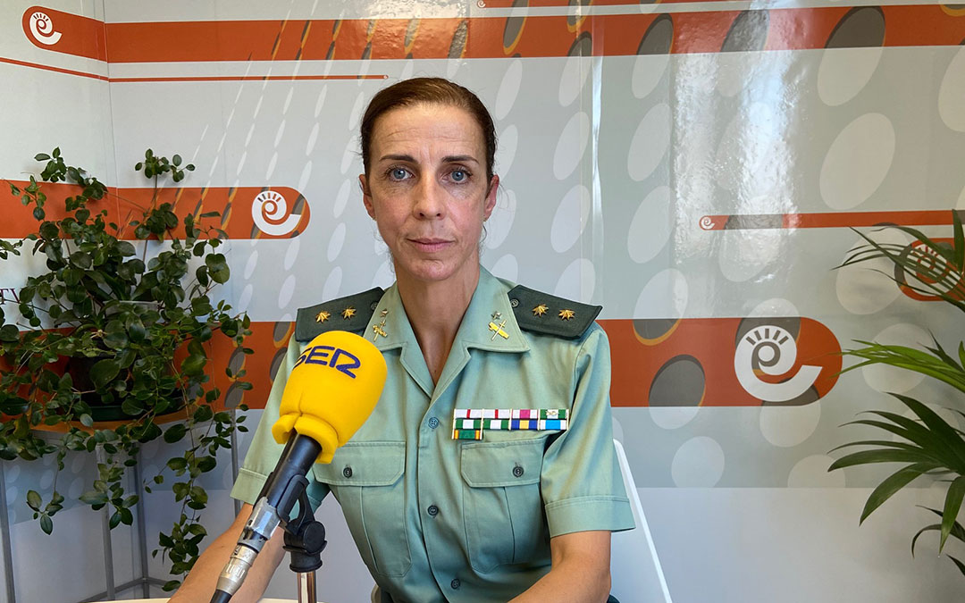 La Teniente Coronel de la Guardia Civil, Silvia Gil, en el estudio de Radio La Comarca./ A.M.