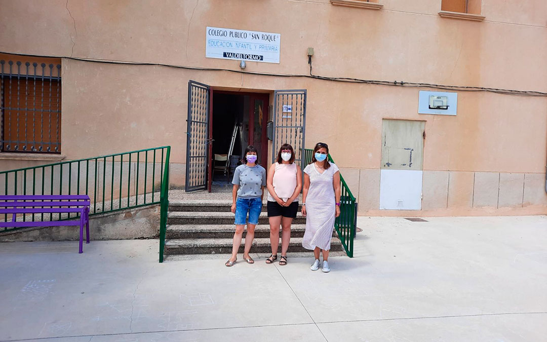 La diputada de Educación, Susana Traver, en la visita al colegio de Valdeltormo junto a la alcaldesa Marta Navarro y la concejala de Educación, Inma Antón / DPT