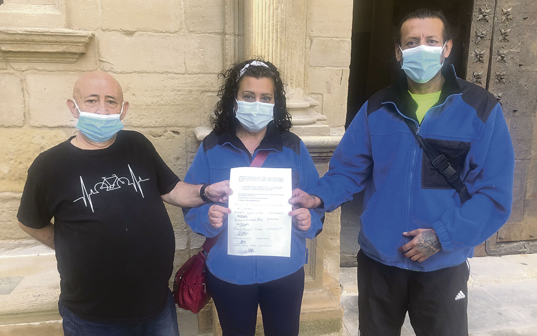Una representación de los trabajadores afectados han entregado este jueves un escrito en el Ayuntamiento / L. Castel