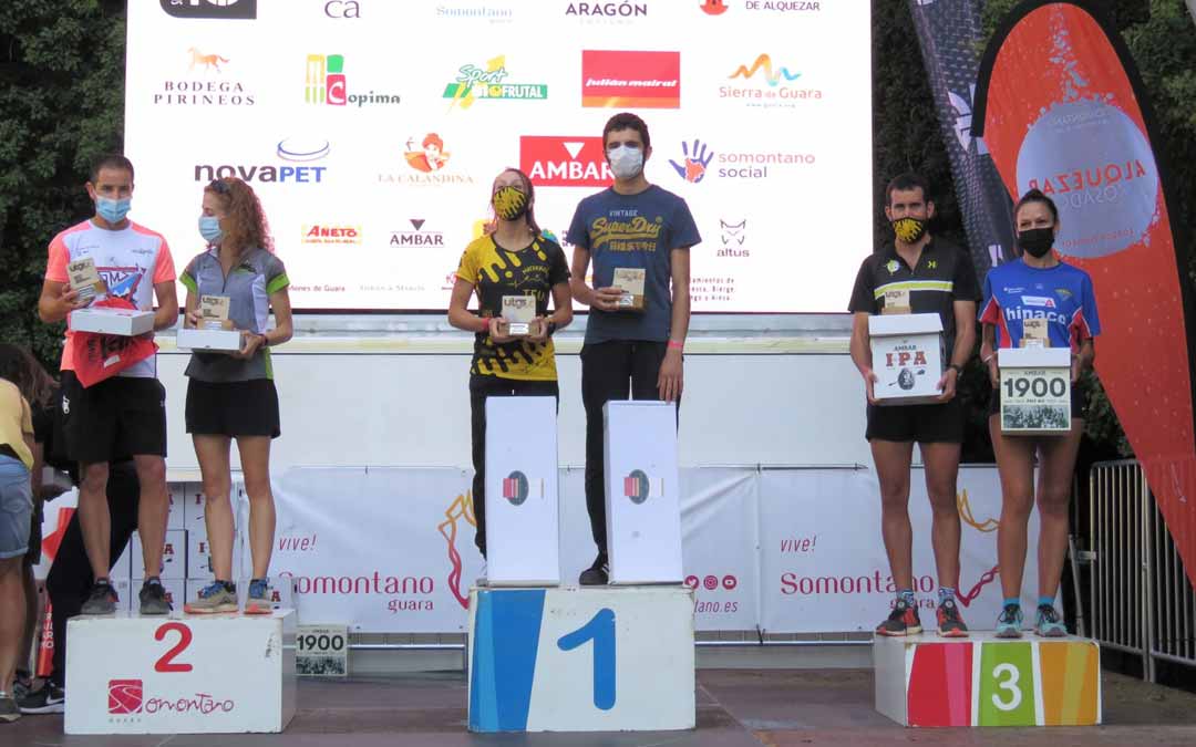 Imagen del podio de los ganadores en categoría masculina y femenina. En primer término la monrogina Marina Albesa. En tercer puesto Carlos Jávega.