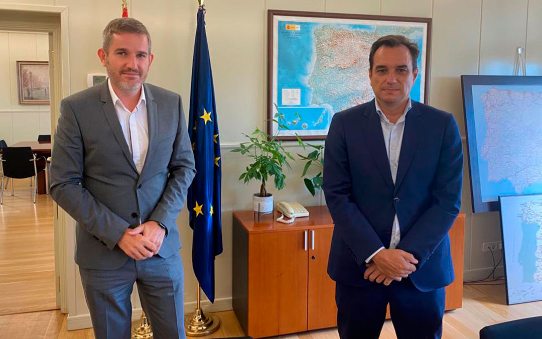 El alcalde de Alcañiz, Ignacio Urquizu; junto al secretario de Infraestructuras, Sergio Vázquez, en Madrid / Ayto. Alcañiz