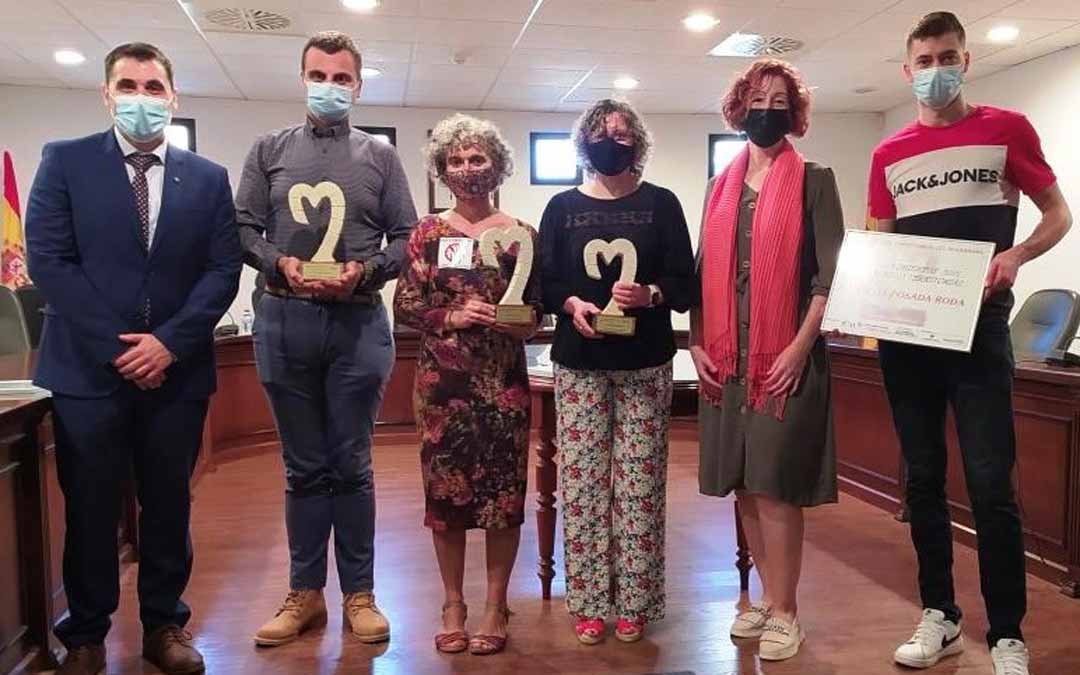 Foto de familia de los premiados y de los representantes de la Asociación de Empresarios y Caja Rural.
