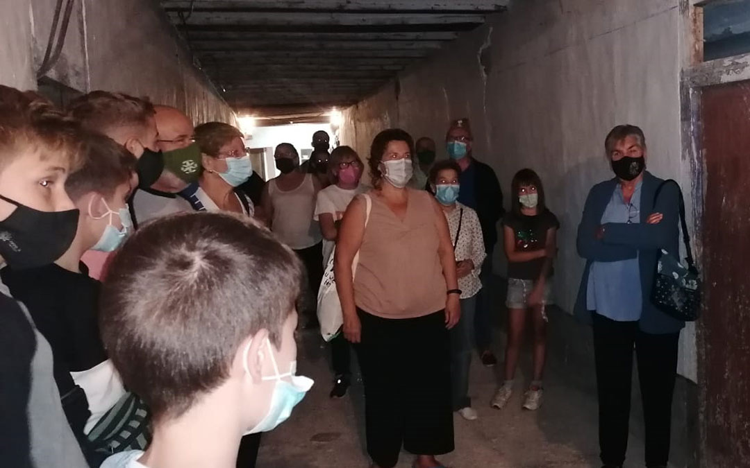 Vecinos y visitantes han conocido los trabajos de recuperación de las grisallas del Convento de Mirambel./ Sonia Sánchez