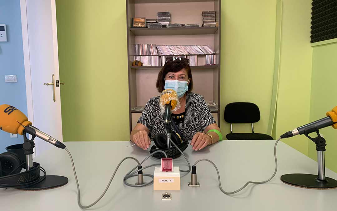 Alicia Ortiz, presidenta del Hogar del Jubilado de Caspe, en Radio Caspe / Eduard Peralta