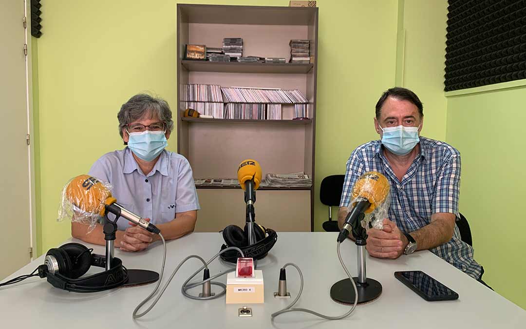 Isabel García, presidenta del CEBAC, y Carlos Mazo, director del curso de Arqueología, en Radio Caspe / Eduard Peralta