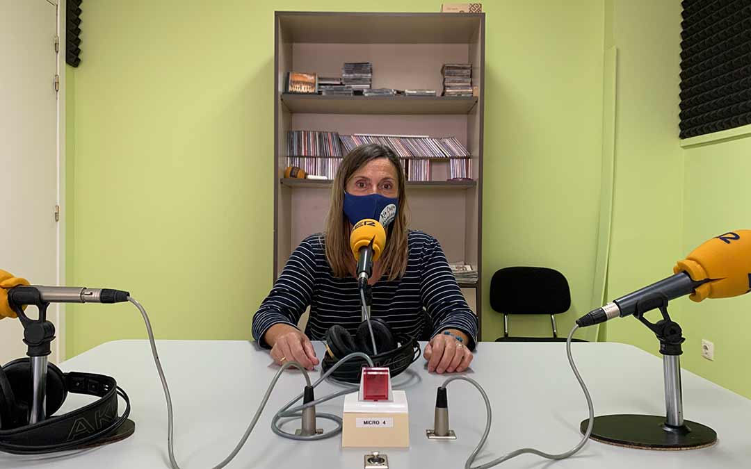 Cristina Bret, dinamizadora de APEC, en Radio Caspe / Eduard Peralta