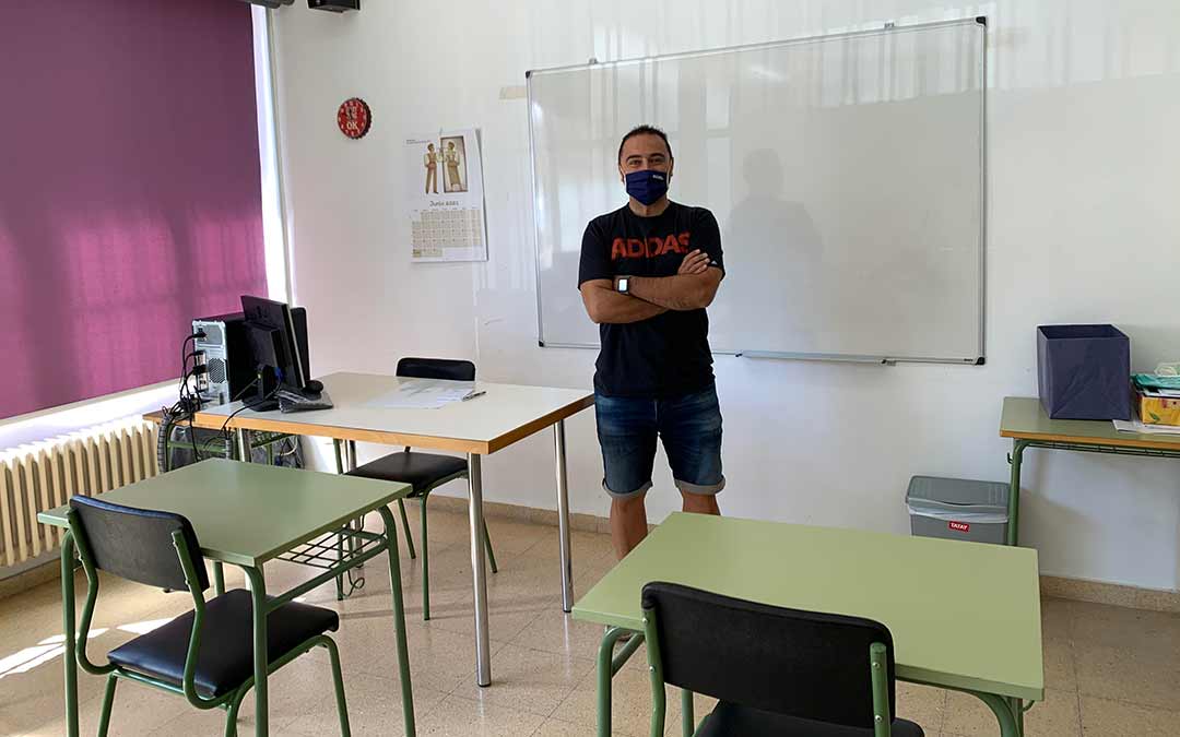 David López, director del Centro de Educación para Adultos en Caspe, en una de las aulas / Eduard Peralta