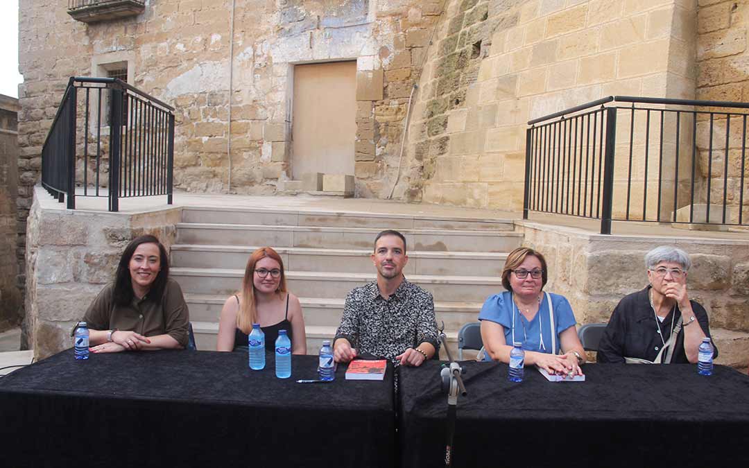 Amadeo Barceló, junto a Aurora Pascual, Pilar Lasheras, ,Lucía Gutiérrez y Cristina Bonastre (de derecha a izquierda), durante la presentación del libro / Eduard Peralta