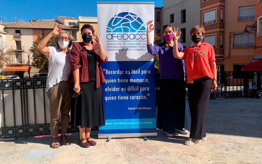 Responsables de AFEDACC en la Plaza de España de Caspe / Eduard Peralta