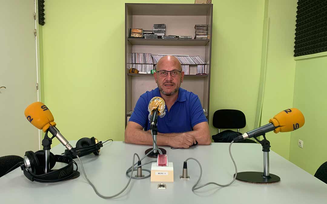 El director del Coro de Caspe, Javier Garcés, en Radio Caspe/ Eduard Peralta
