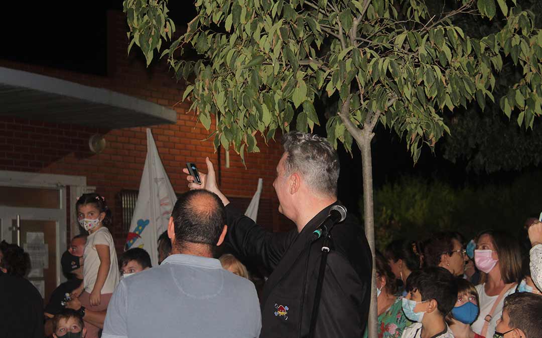 Loquillo junto a Javier Nicolás, alcalde de Chiprana, en el momento de inaugurar las letras con su nombre en el pabellón / Eduard Peralta