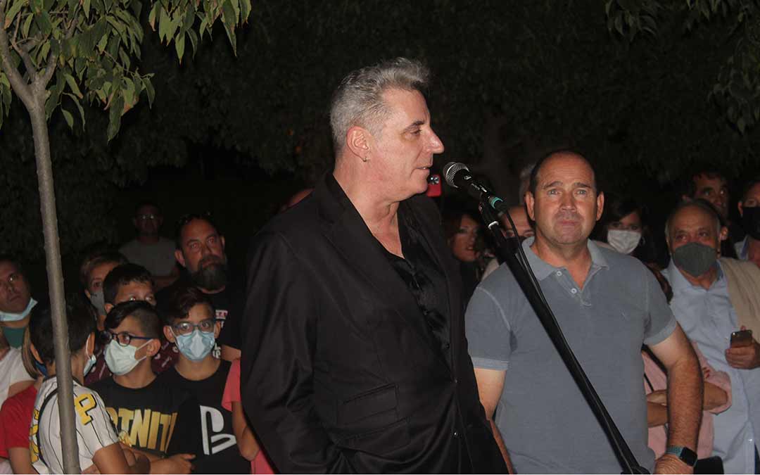 Loquillo hablando durante el homenaje que le preparó el Ayuntamiento de Chiprana / Eduard Peralta