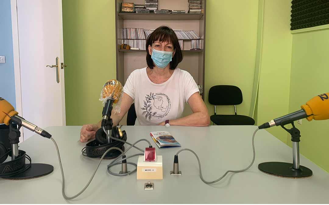 Mari Ángeles Ortega, directora de la Academia Brik, en Radio Caspe / Eduard Peralta