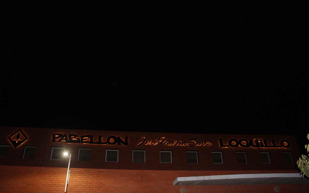 Así luce el pabellón de Chiprana tras la colocación de las nuevas letras en honor a Loquillo / Eduard Peralta