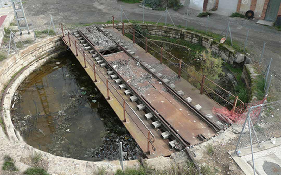 Imagen de la placa giratoria para locomotoras en la estación de Caspe / Amigos del Castillo del Compromiso