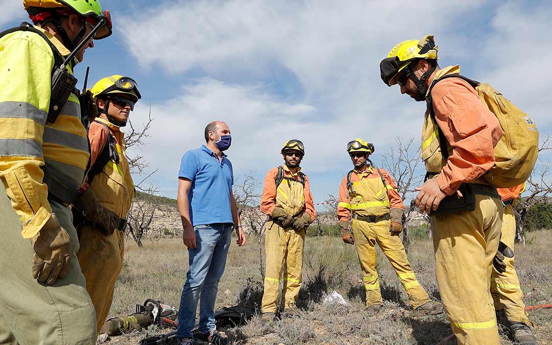 El simulacro de incendio a realizar en Nonaspe contó con la presencia de Diego Bayona./ DGA