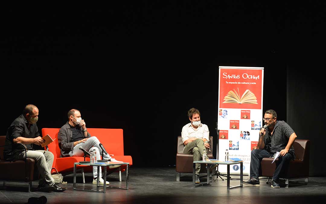 Enrique Cebrián y Sebas Puente durante la presentación de sus libros. / I. Marinescu