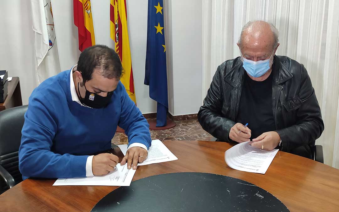 Antonio Amador, alcalde de Andorra, y Julio Villanueva, presidente Cruz Roja Andorra, durante la firma del convenio. / Ayuntamiento de Andorra