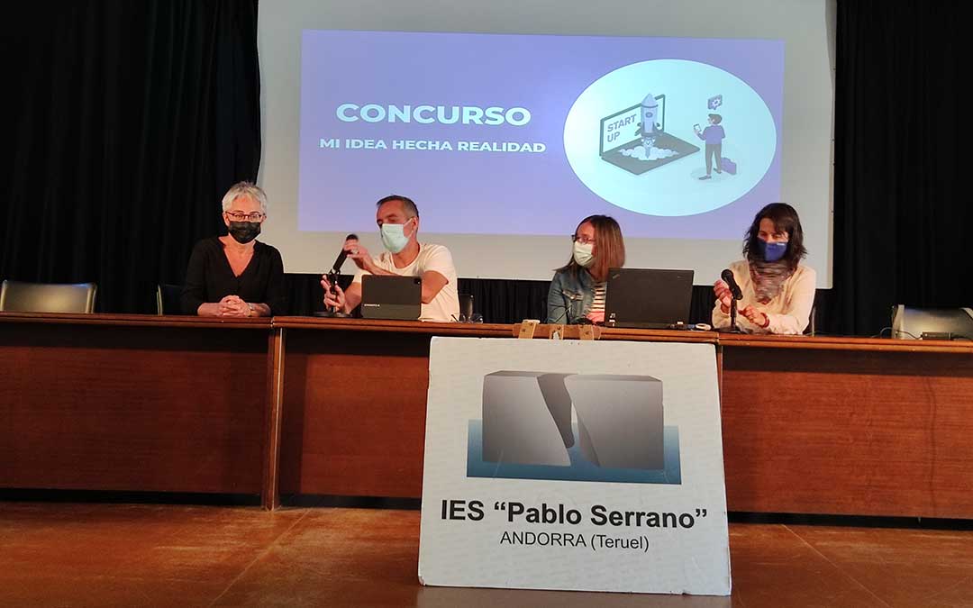 De izquierda a derecha: Marta Tello, profesora de Economía, Roberto Miguel, presidente de la Asociación Empresarial, Nieves Ballestero, gerente de la Asociación Empresarial y Carmen Cortés, directora del centro. /IES Pablo Serrano