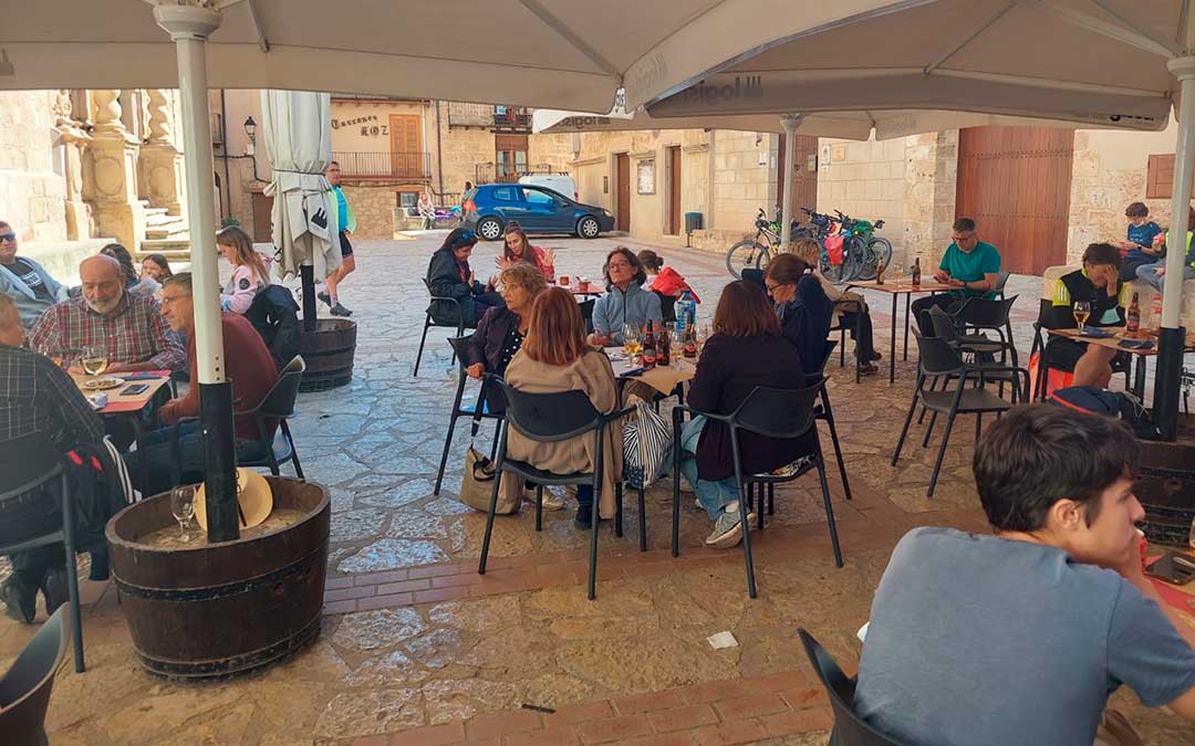 El bar de la plaza de Beceite durante el puente del Pilar. / Javier de Luna