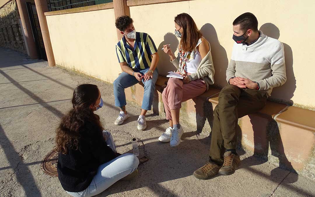 Algunos participantes del encuentro durante las dinámicas de grupo. / L.Martínez