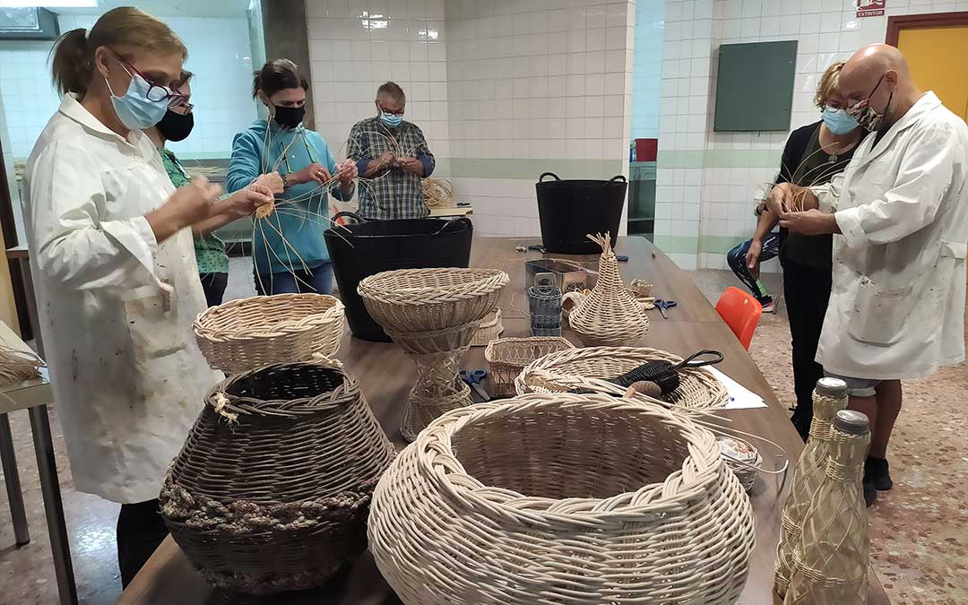 Los alumnos durante una clase del taller de mimbre. / Ayt. Andorra