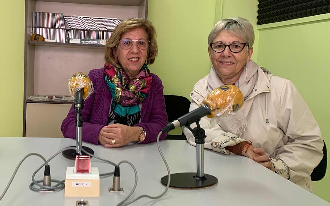 Mari Bondía y Pilar Herrero, de la Asociación de la Mujer Caspolina, en Radio Caspe / Eduard Peralta