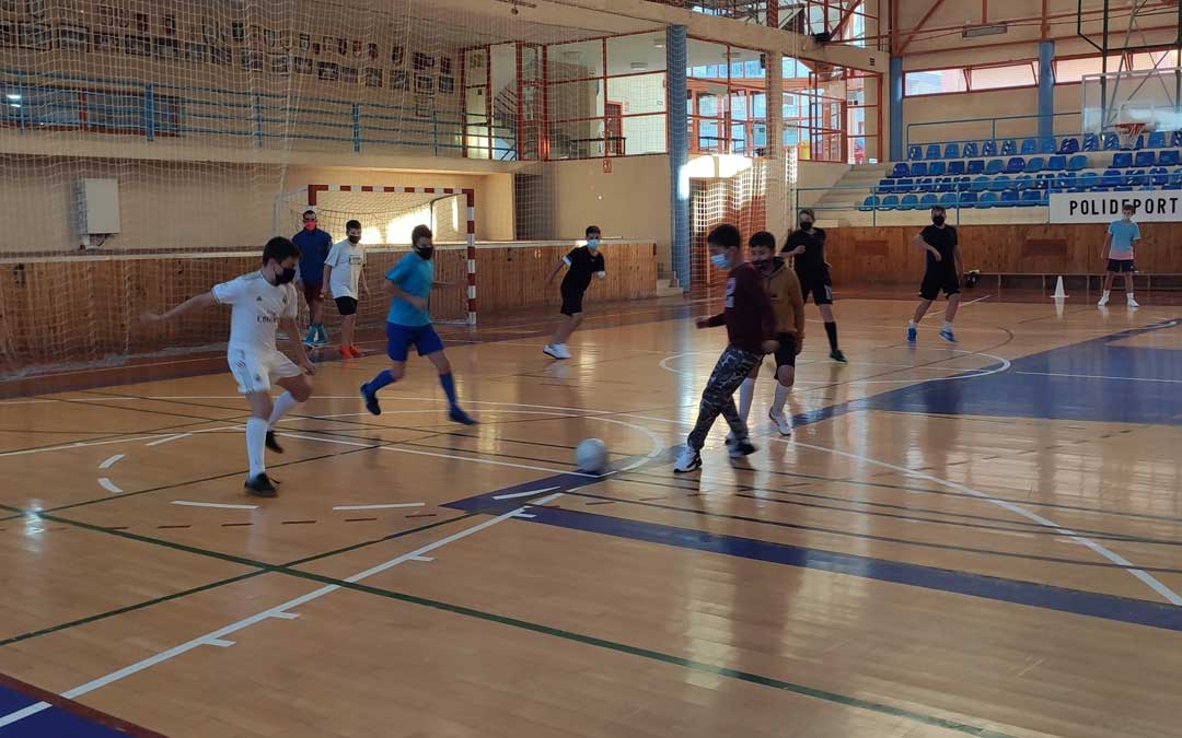 Un grupo de jóvenes practicando fútbol sala en el polideportivo andorrano. Foto. Ayto. Andorra