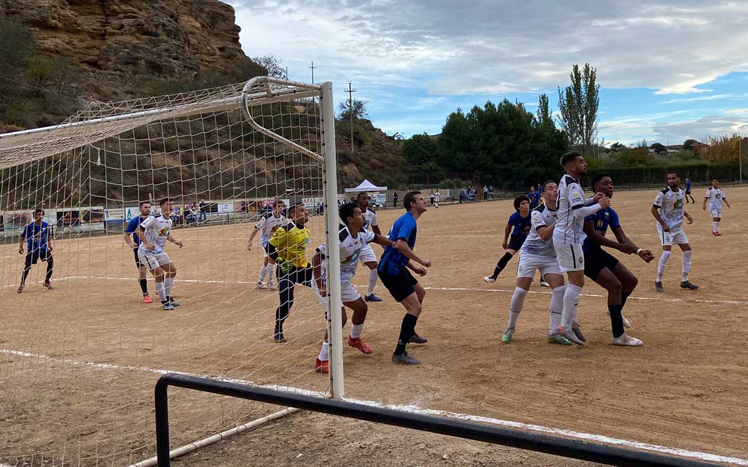 Instante del partido que ha enfrentado al At. Albalate y al Alcañiz C.F. en la octava jornada de la Regional Preferente./ Alicia Martín