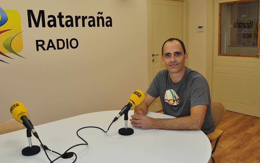 El dibujante Alberto Rodríguez en Matarraña Radio. J.L.