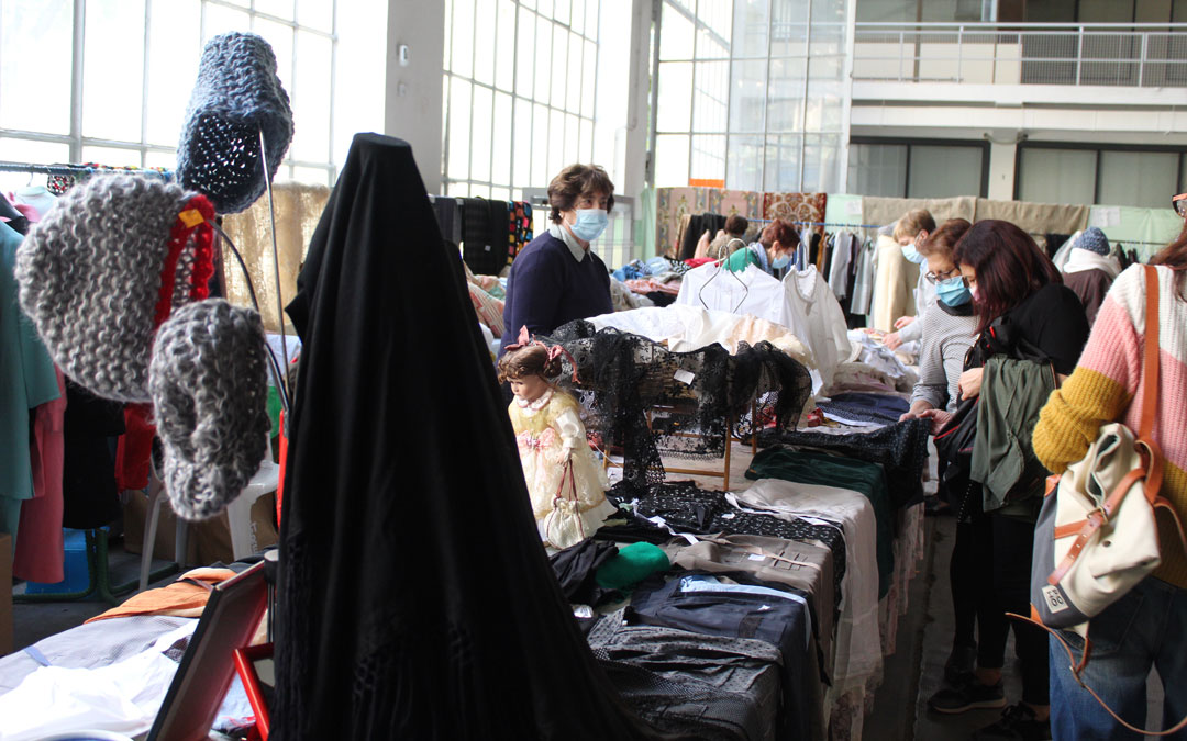 La zona del textil en el rastrillo solidario. / B. Severino
