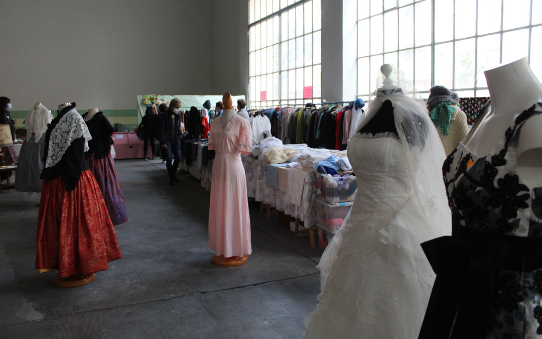 Vestidos y muchas opciones de ropa. / B. Severino