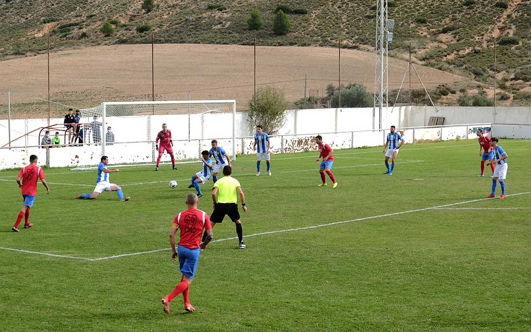 Partido entre el Alcorisa y el Calanda, disputado en la mañana del domingo en el José Roca./ Alicia Martín