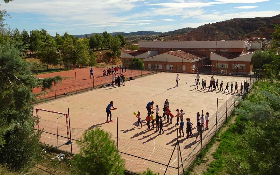 Parte de la plantilla del Club Voliebol Teruel se acercó al colegio de Alcorisa a jugar, conversar y firmar autógrafos. / Ayto. Alcorisa