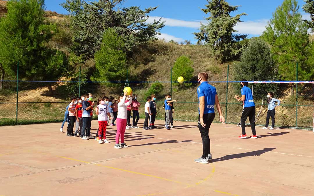 Parte de la plantilla del Club Voliebol Teruel se acercó al colegio de Alcorisa a jugar, conversar y firmar autógrafos. / Ayto. Alcorisa