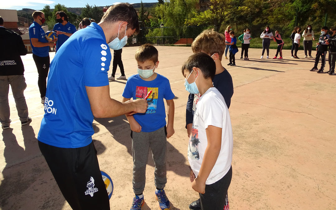 Parte de la plantilla del Club Voliebol Teruel se acercó al colegio de Alcorisa a jugar, conversar y firmar autógrafos. / Ayto. Alcorisa