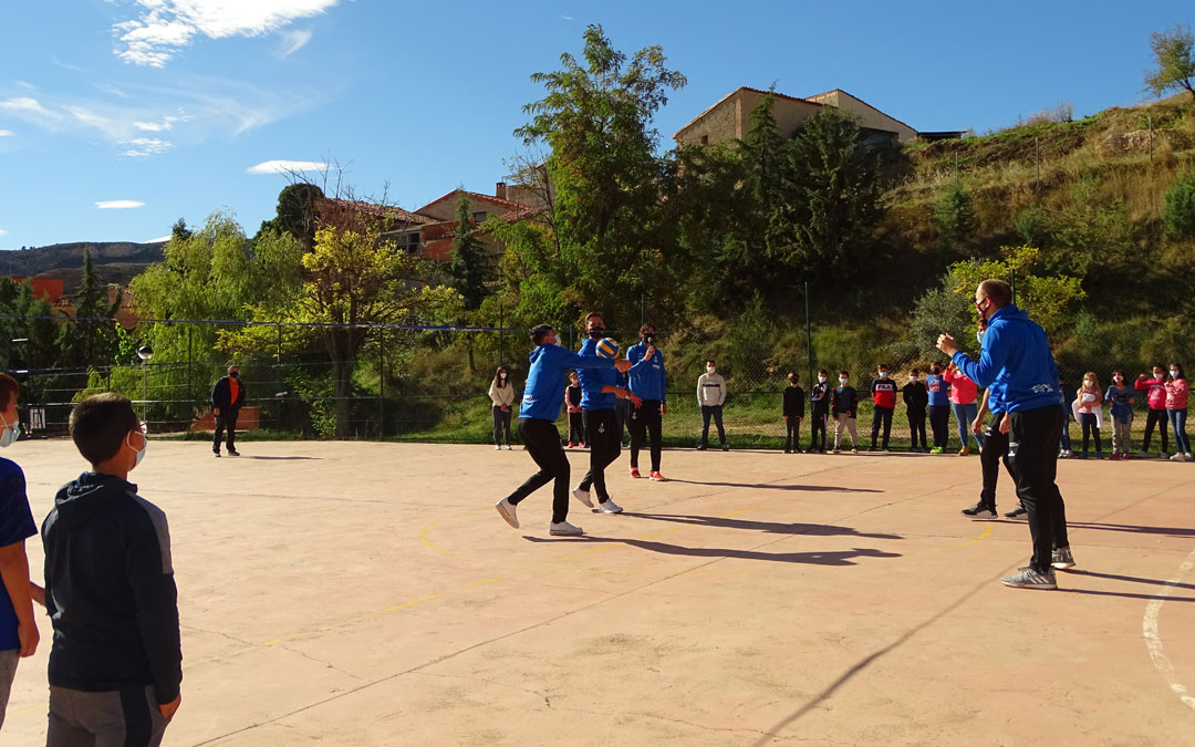 Parte de la plantilla del Club Voliebol Teruel se acercó al colegio de Alcorisa a jugar, conversar y firmar autógrafos. / Ayto. Alcorisa
