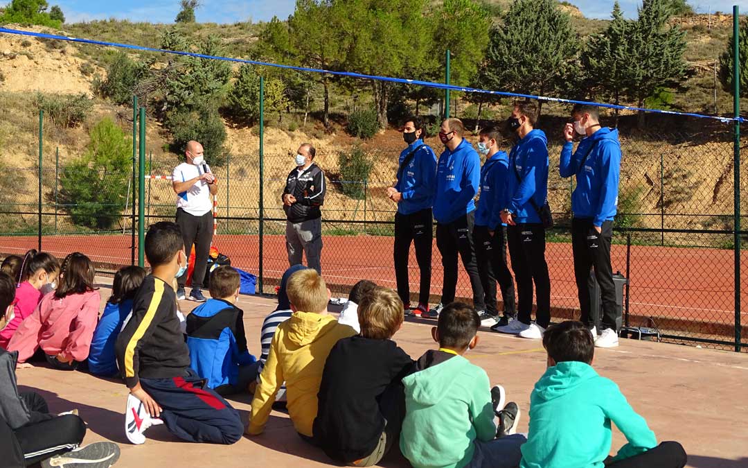 Parte de la plantilla del Club Voliebol Teruel se acercó al colegio de Alcorisa a jugar, conversar y firmar autógrafos. / Ayto. Alcorisa