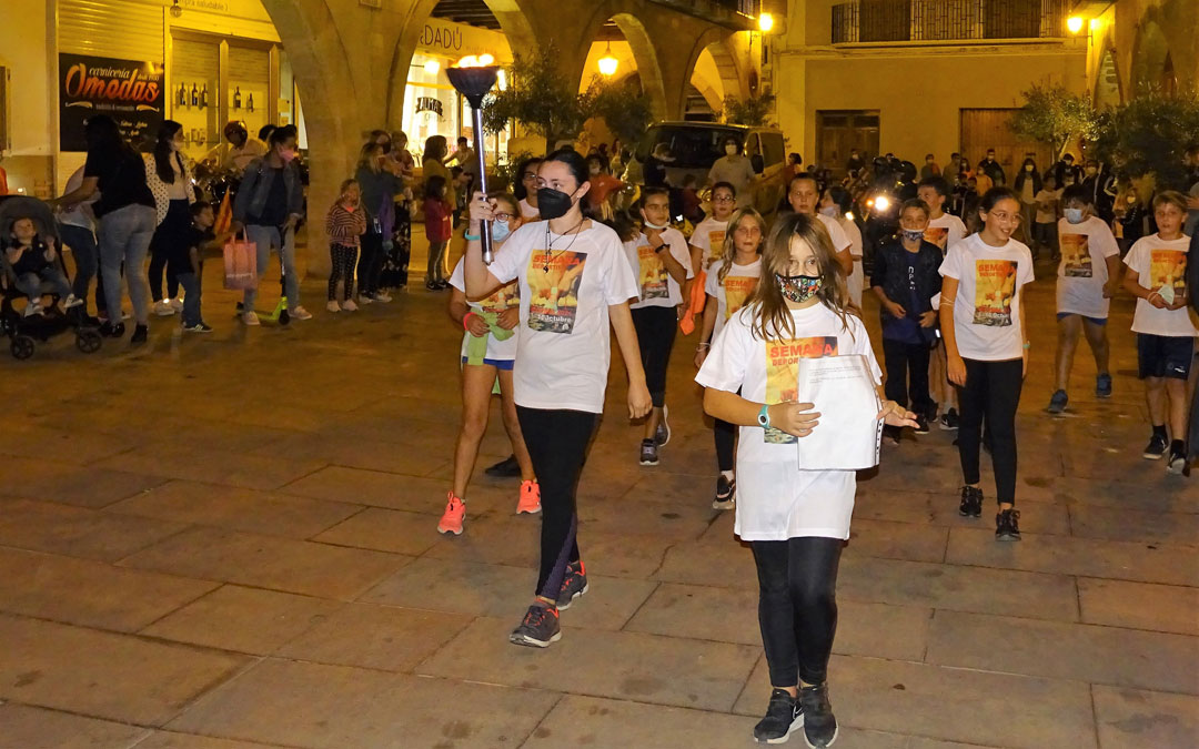 Los niños y niñas del colegio El Justicia se ocuparon de llevar la antorcha olímpica en la apertura de los actos. / Ayto. Alcorisa