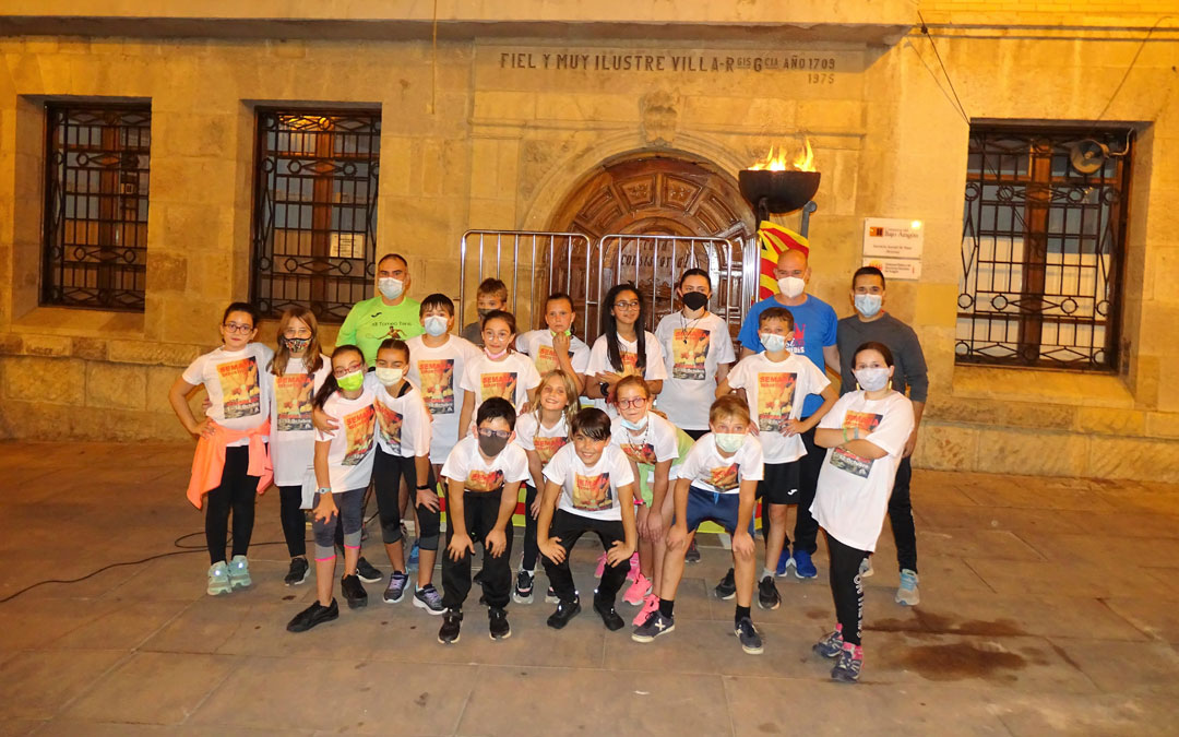 Los niños y niñas del colegio El Justicia se ocuparon de llevar la antorcha olímpica en la apertura de los actos. / Ayto. Alcorisa