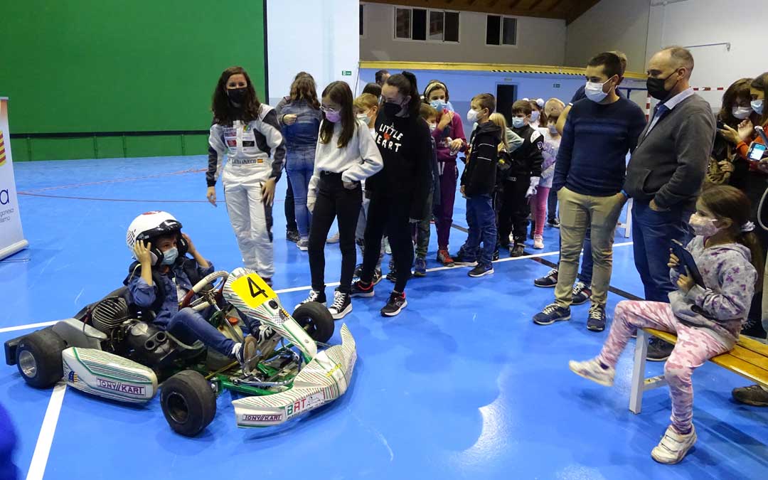 La piloto Laura Aparicio despertó el interés de un buen número de jóvenes. / Ayto. Alcorisa