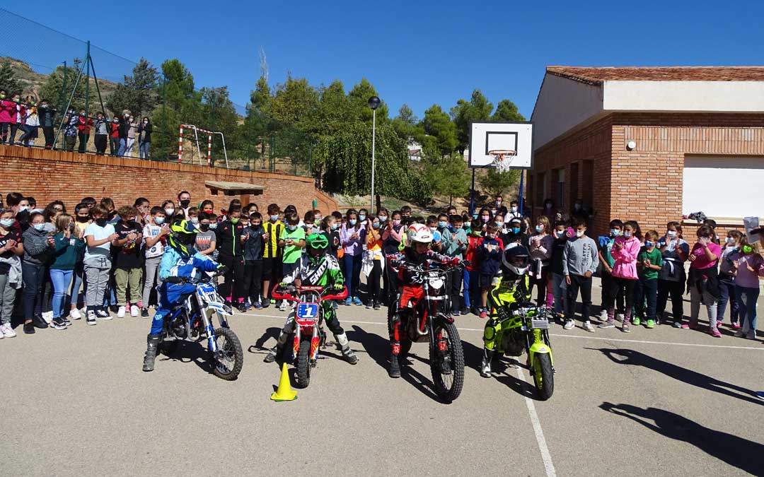 Mañana dedicada al motociclismo en el colegio. / Ayto. Alcorisa
