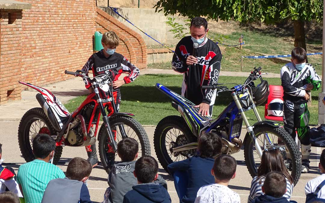Mañana dedicada al motociclismo en el colegio. / Ayto. Alcorisa