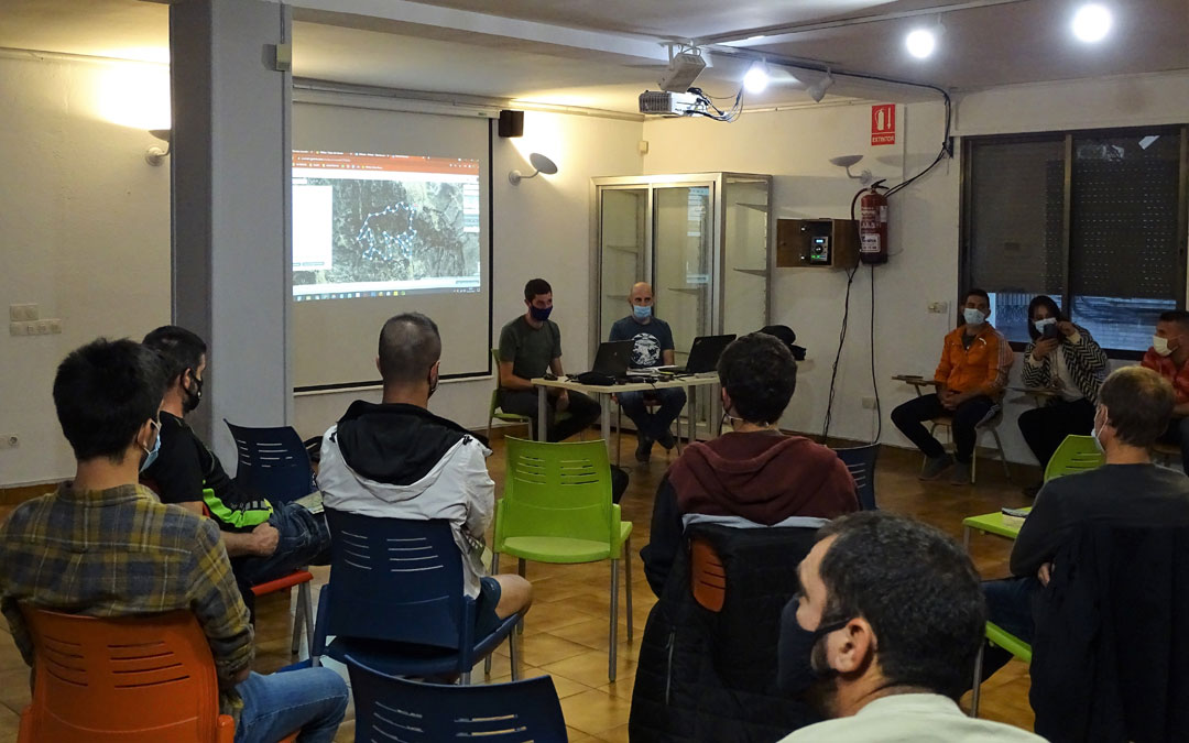 Charla acerca de la navegación con dispositivos móviles en la montaña a cargo del Club Trepadores Cavernícolas. / Ayto. Alcorisa